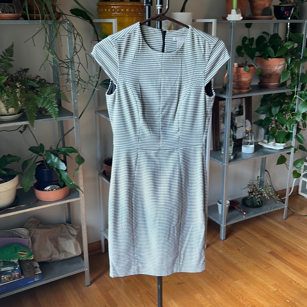 H&M fitted midi dress checkered pattern.